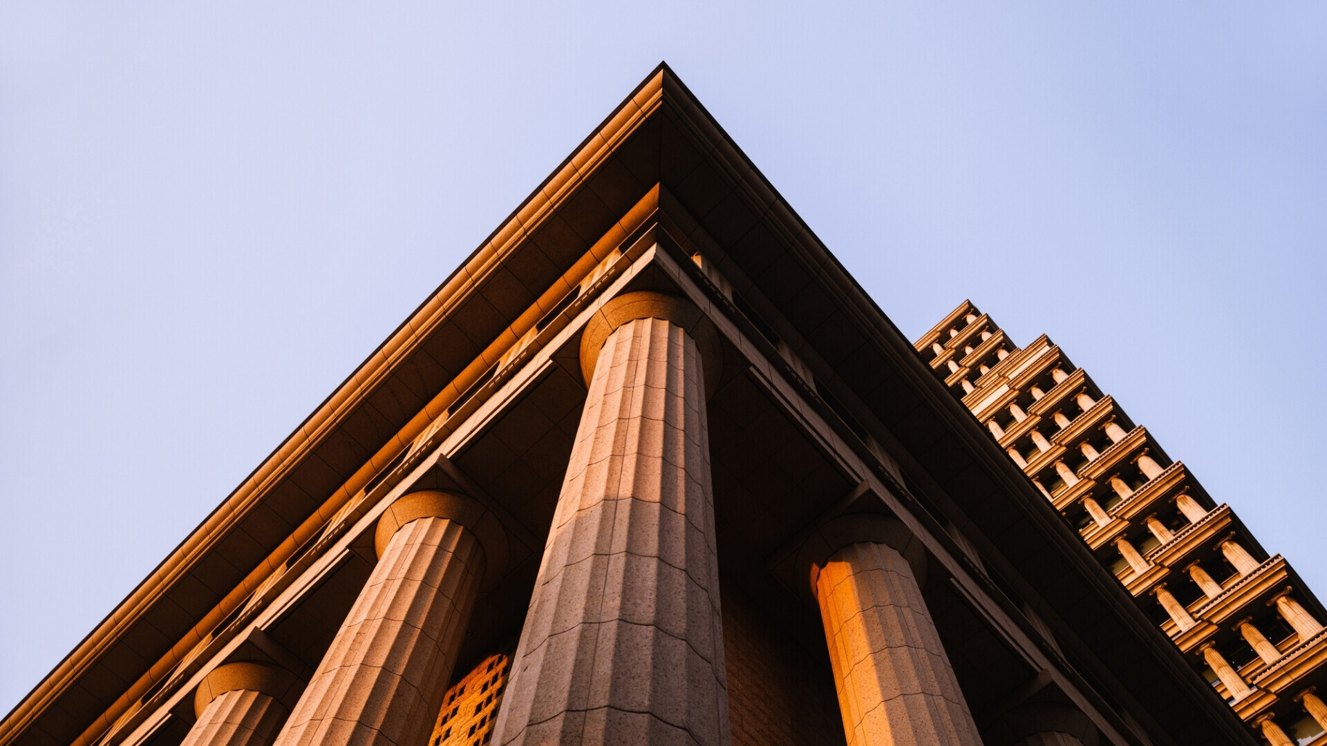 Usa_websim10 Wall Street, il cuore pulsante della finanza americana, è fiancheggiata da imponenti grattacieli che raccontano storie di invest