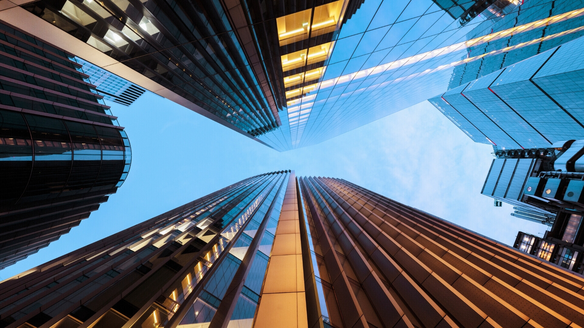 Grattacieli visti dal basso Vista di una serie di grattacieli dal basso verso l'alto