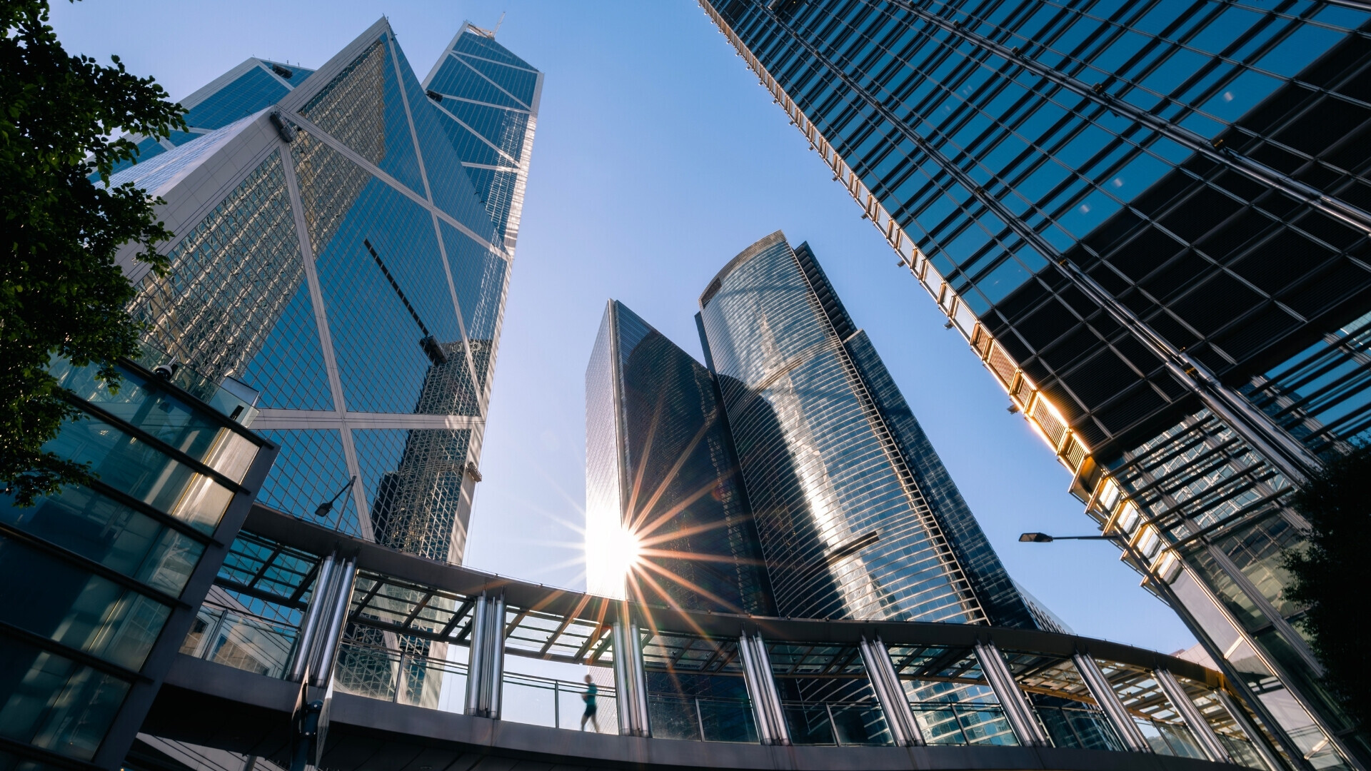 Grattacieli che si stagliano verso l'alto, illuminati dai caldi raggi solari 