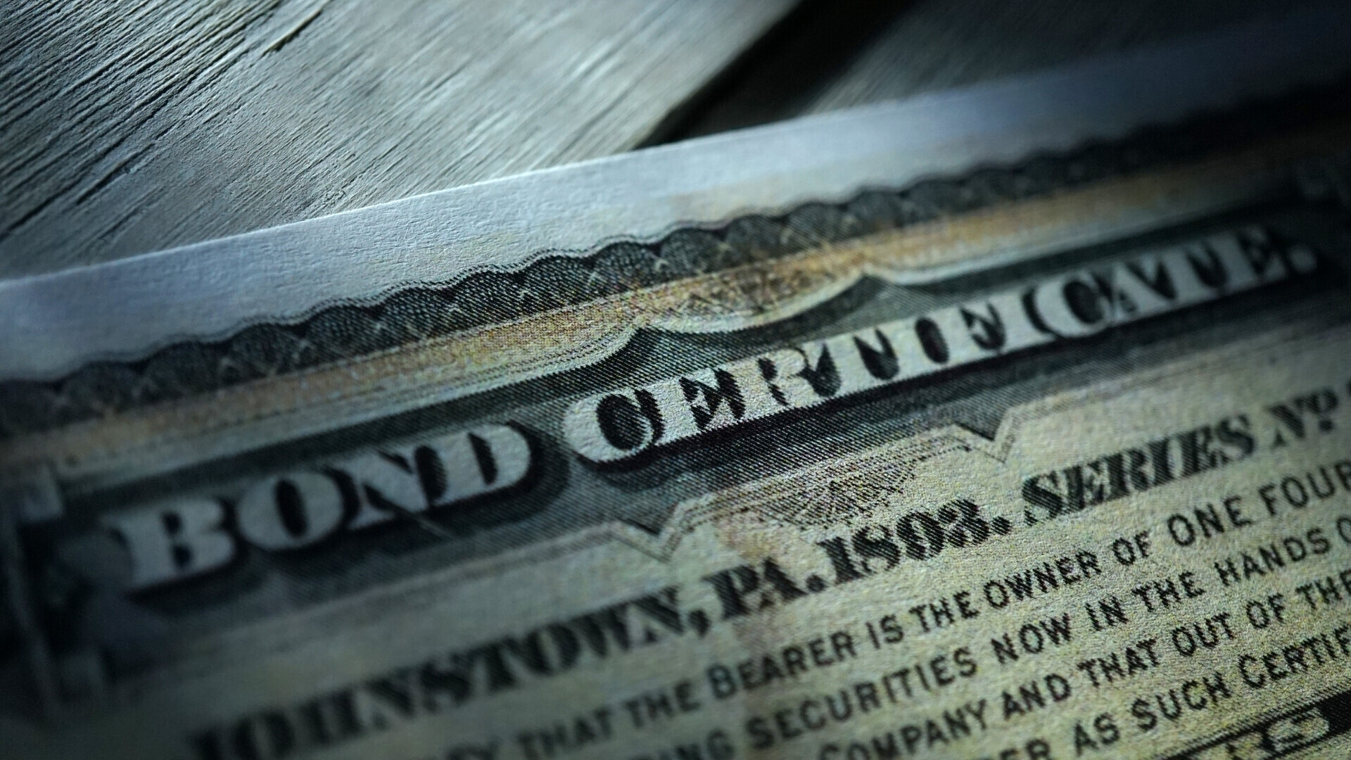 Certificato cartaceo di un bond, con dettagli sul valore, l’emittente e la scadenza.