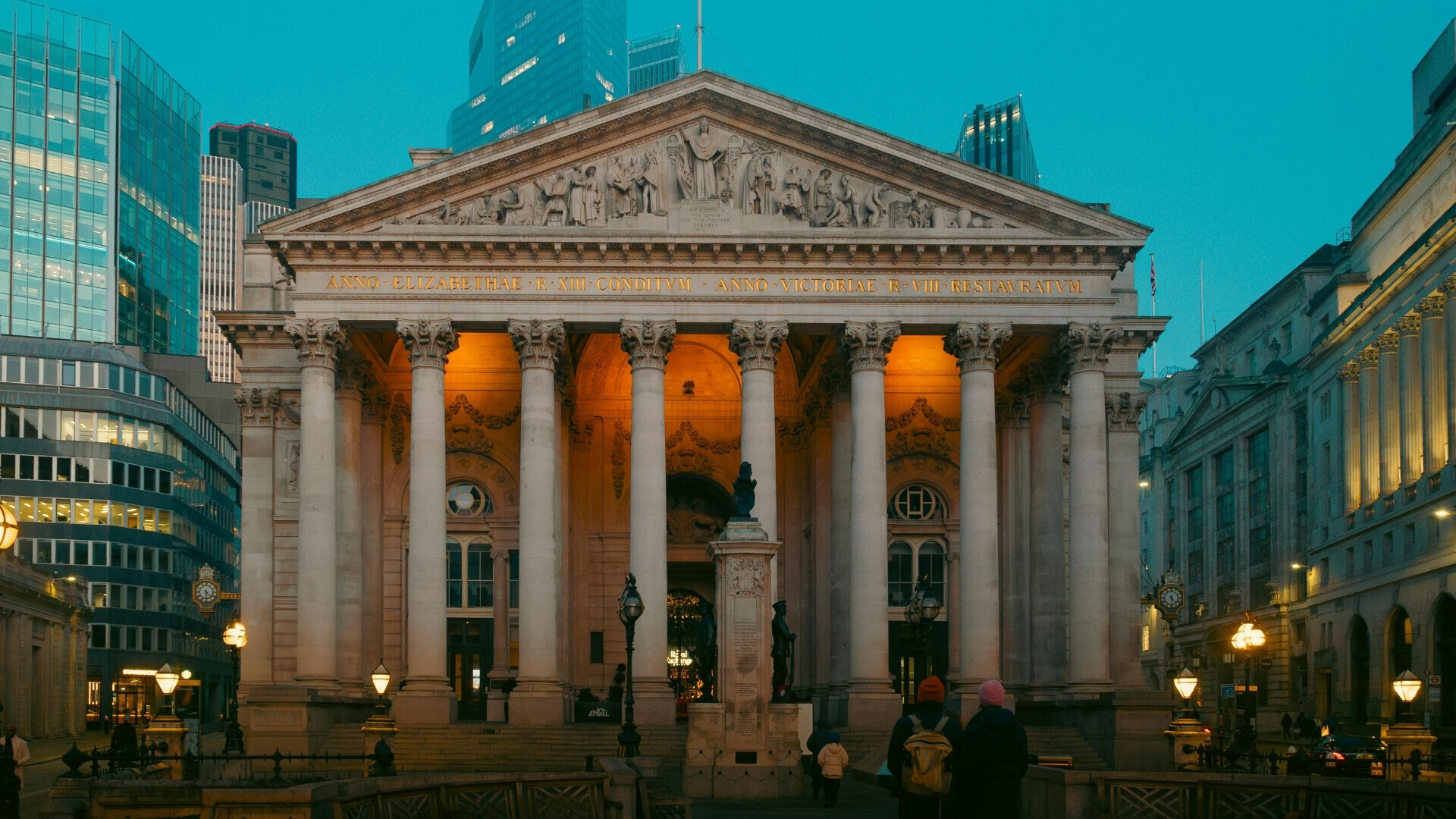 Edificio storico della Borsa di Londra con dettagli architettonici e ingresso principale.