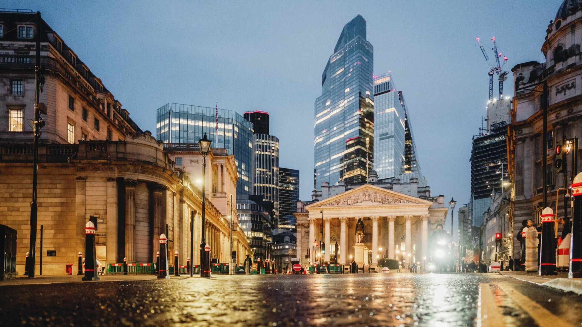 Distretto finanziario della Bank of England, Londra, UK, di notte Distretto finanziario della Bank of England nella City di Londra di notte, con edifici finanziari e grattacieli sullo sfondo.
