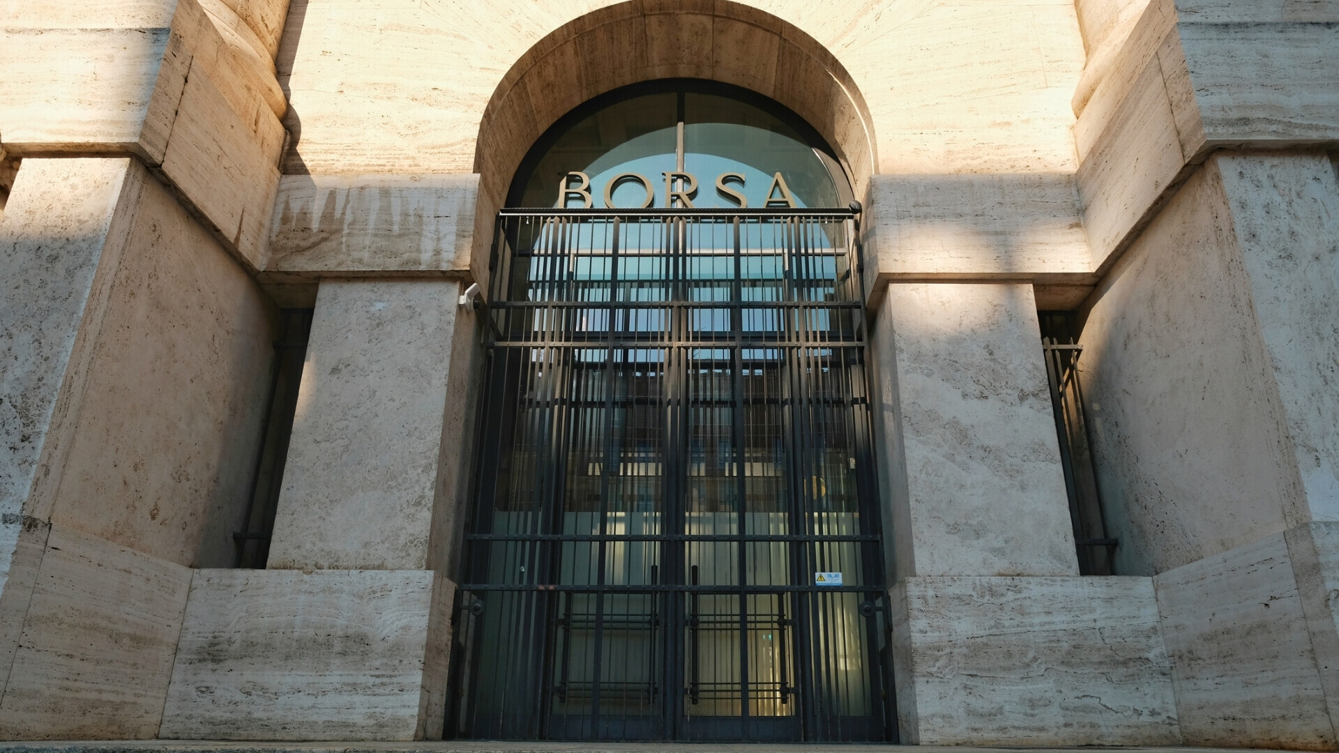 Ingresso della Borsa di Milano Vista dell’ingresso della Borsa di Milano. Piazza Affari è una delle piazze principali di Milano, vicino a Piazza Cordusio e non lontano da Piazza Duomo, edificio finanziario.
