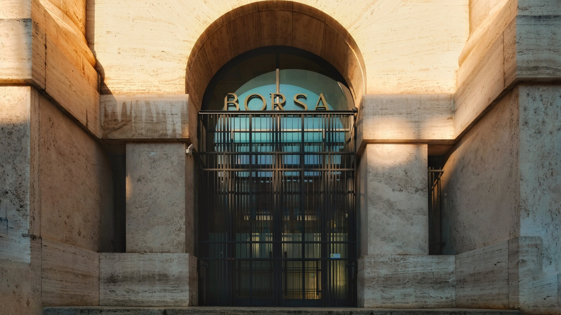 Borsa di Milano ingresso Vista dell'ingresso della Borsa di Milano