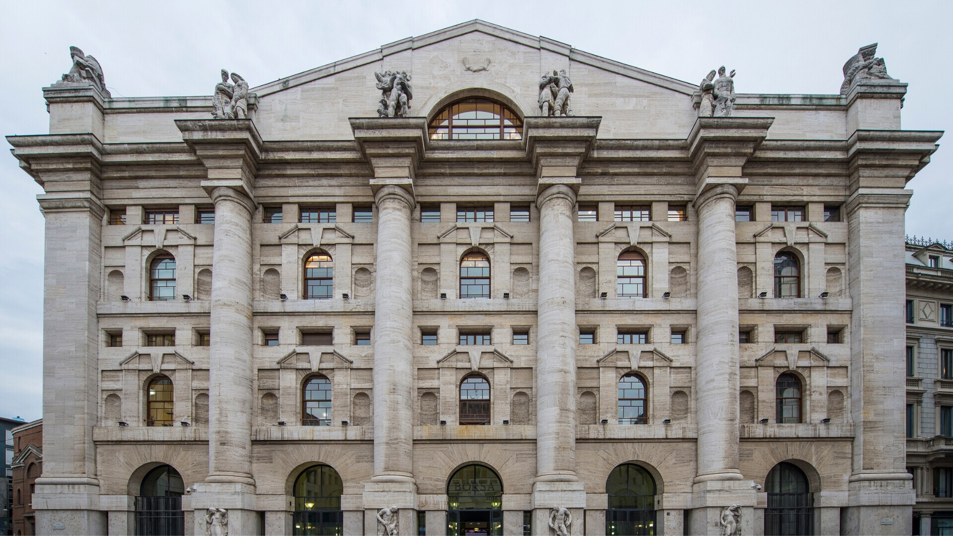 Facciata principale della Borsa Italiana a Milano, Piazza Affari.
