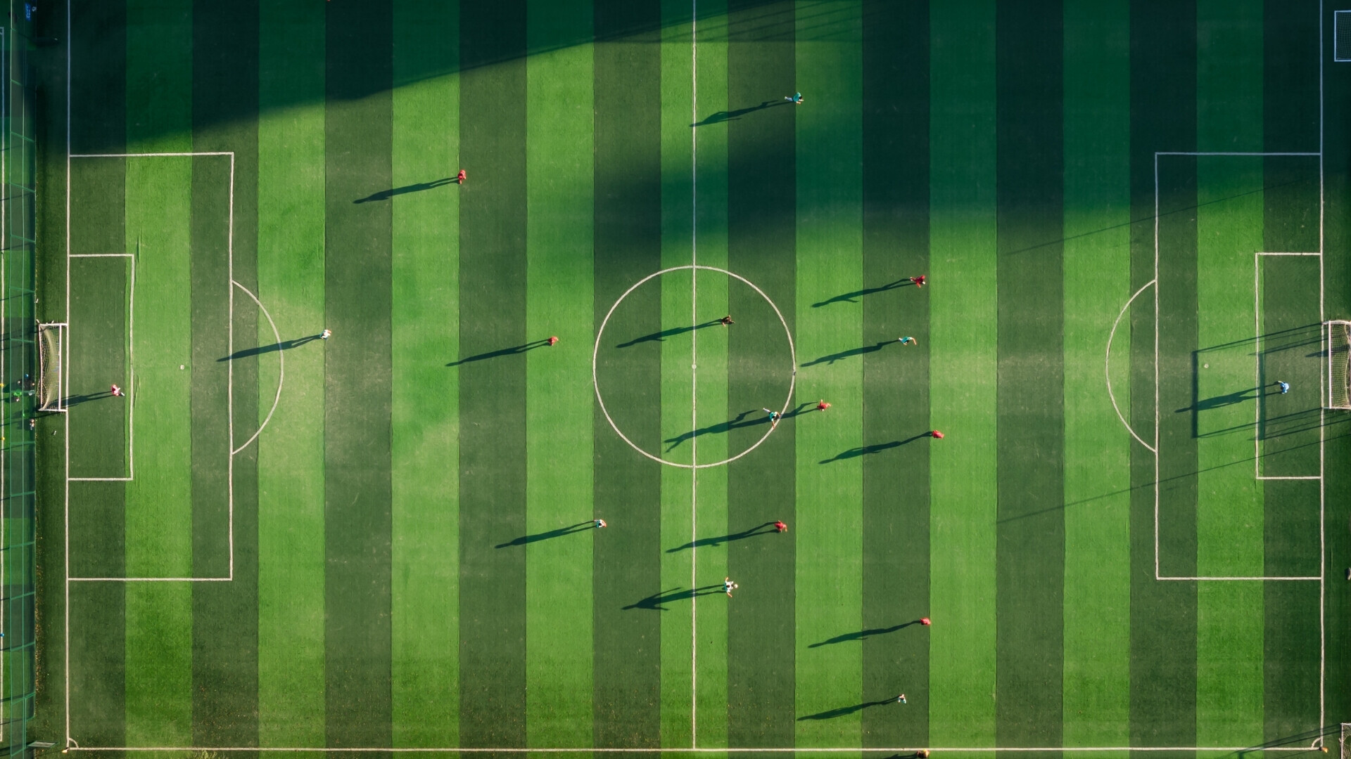 Vista aerea di un campo da calcio Veduta aerea di un campo da calcio ben curato, con linee di gioco ben definite e porte visibili, ideale per sport e attività all’aperto.
