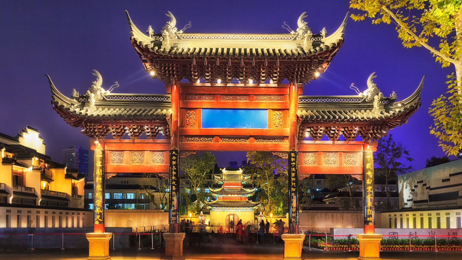 Strada commerciale di Nanjing Road affollata e illuminata