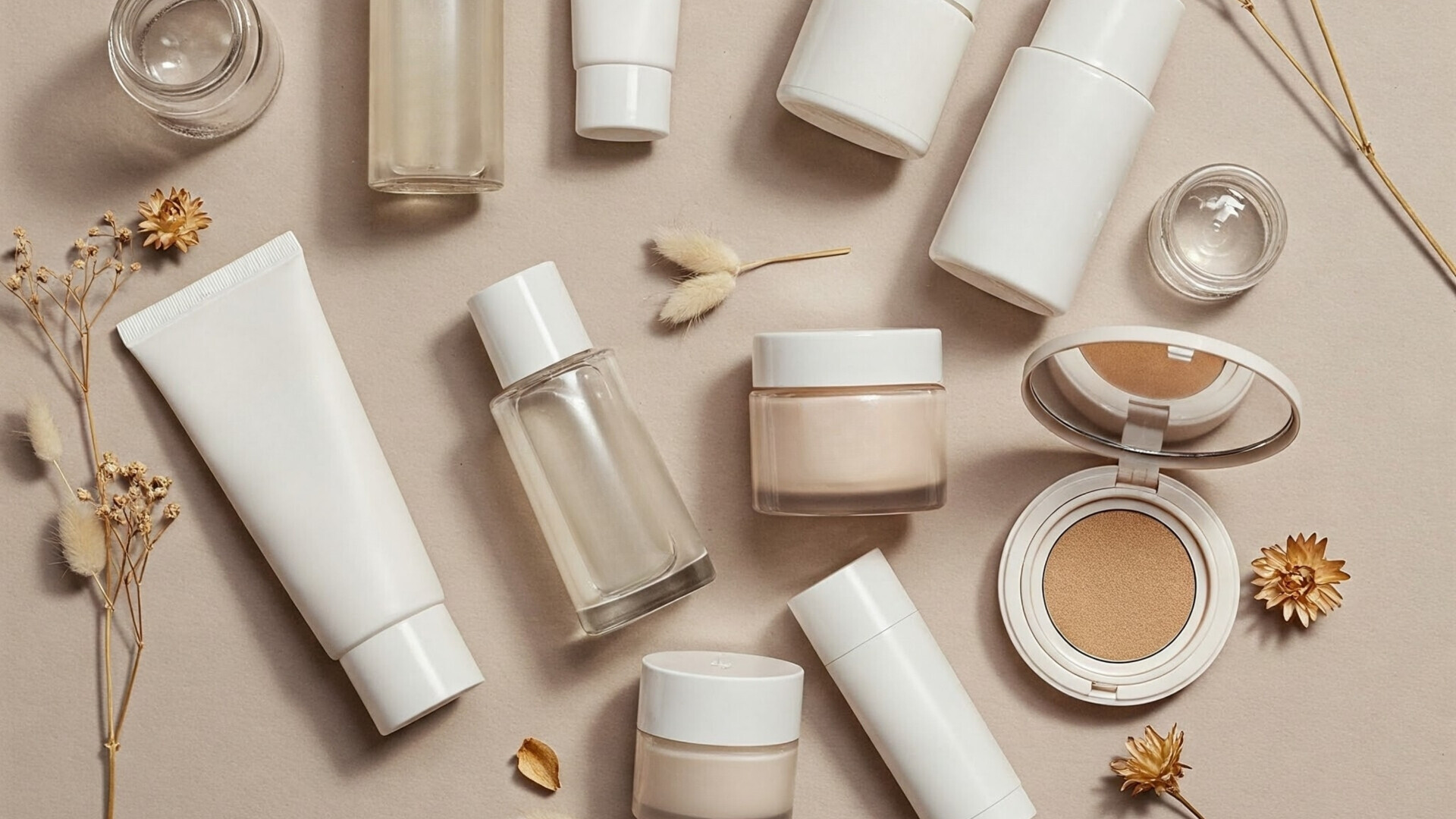 Prodotti per la cura della pelle Varie confezioni di prodotti per la cura della pelle, tra cui creme e lozioni, disposti su uno sfondo luminoso.