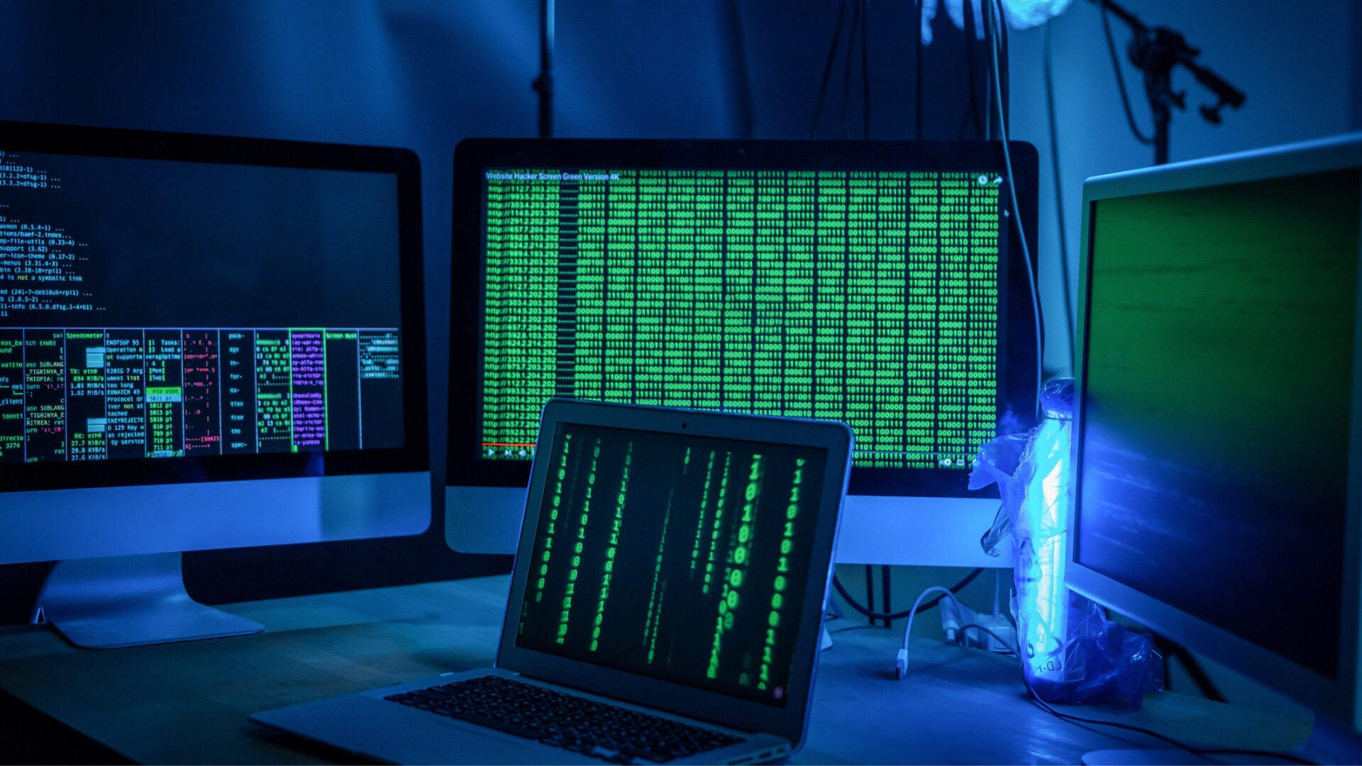 Monitor di un computer in una stanza buia, tipico di un ambiente da hacker.