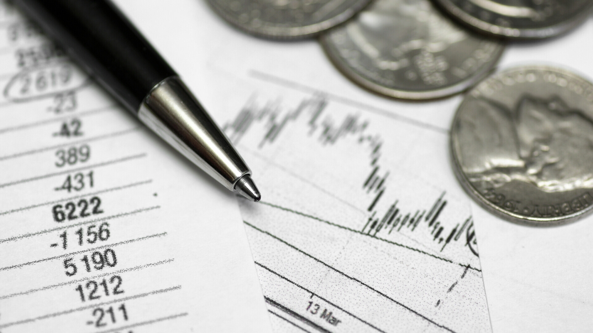 Dividendi rappresentati come conti e grafici su un foglio scritto a penna