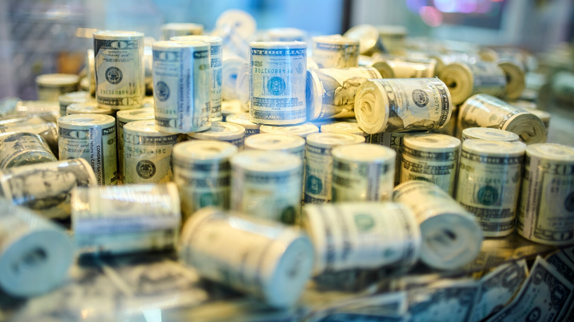 Mazzi di banconote da un dollaro USA arrotolate Pile di banconote USA arrotolate, simbolo di ricchezza, finanza ed economia