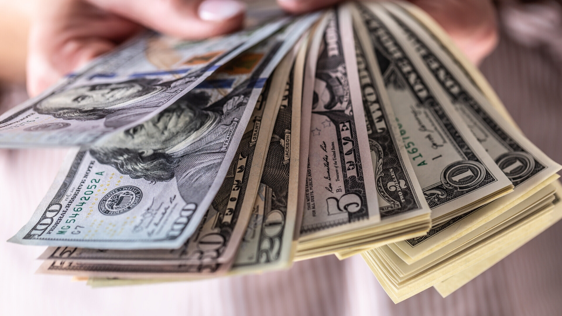 Banconote in dollari nelle mani di una casalinga.