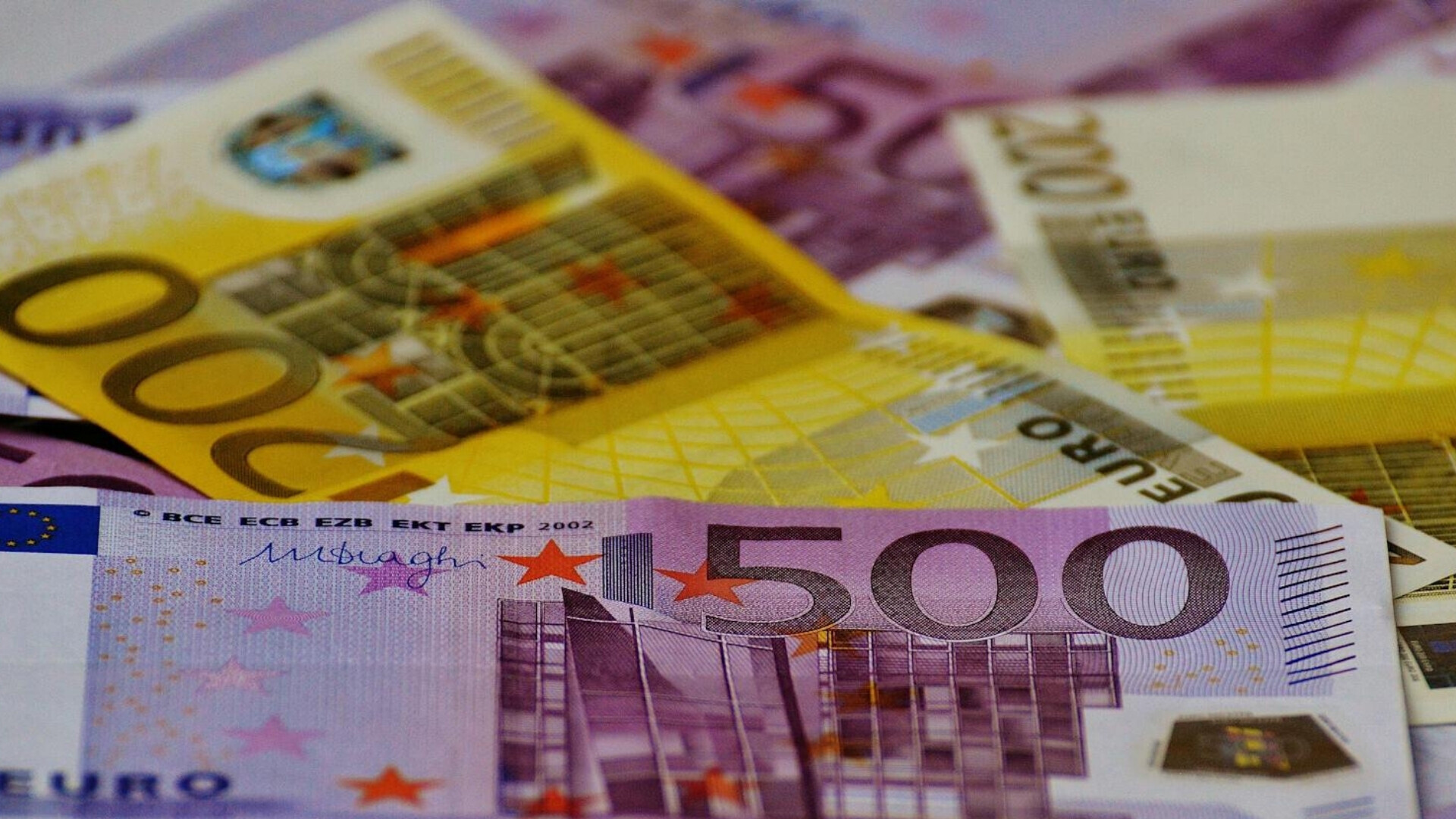 Banconote in euro disposte in modo tale da essere visibile