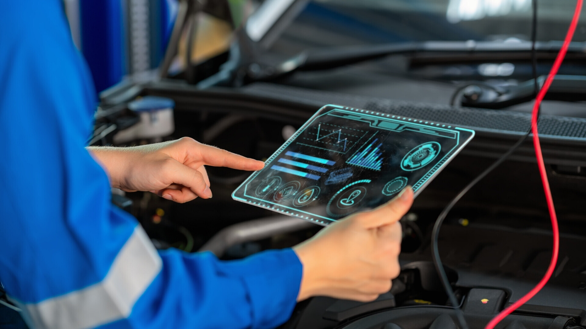 Tecnico specializzato controlla le prestazioni del motore dopo la manutenzione in officina, utilizzando computer e display digitali Tecnico specializzato controlla le prestazioni del motore dopo manutenzione e setup in officina, utilizzando strumenti digitali avanzati.