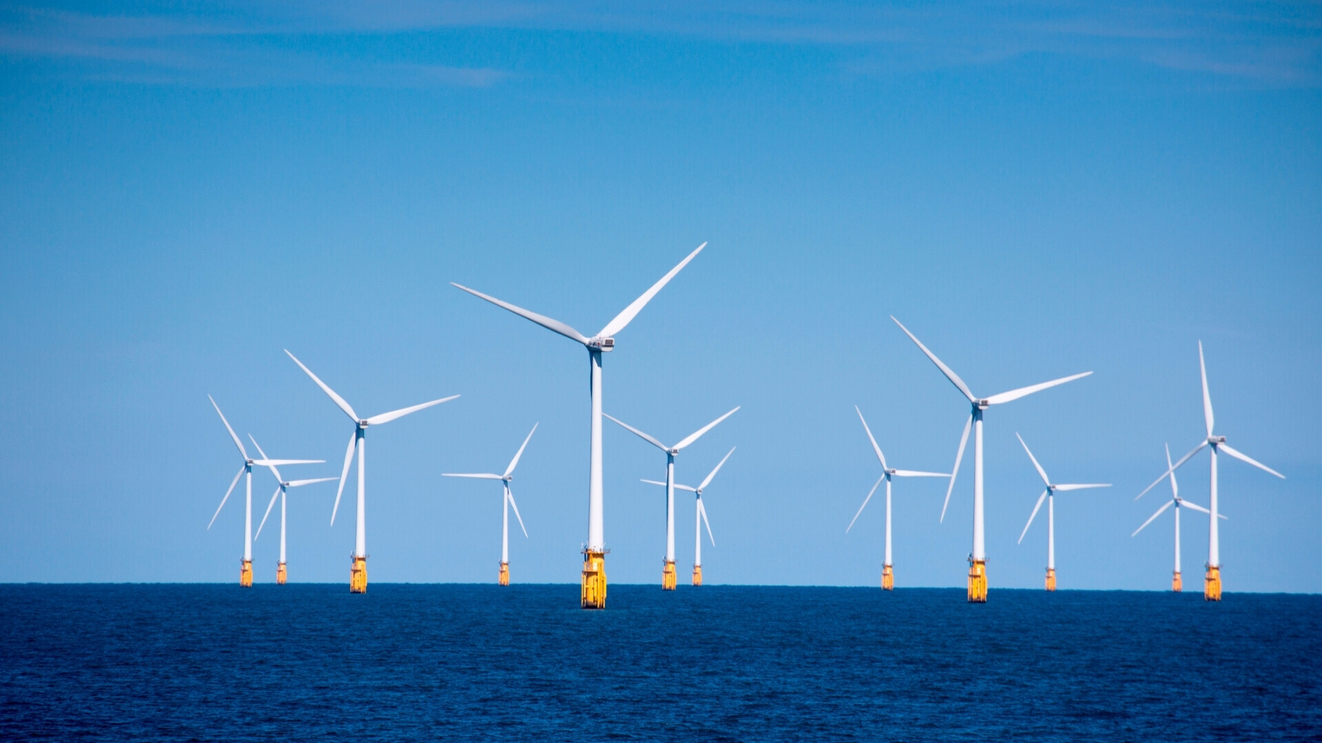 Turbine eoliche nel parco eolico offshore London Array, Mare del Nord, vicino all’Inghilterra, Regno Unito.