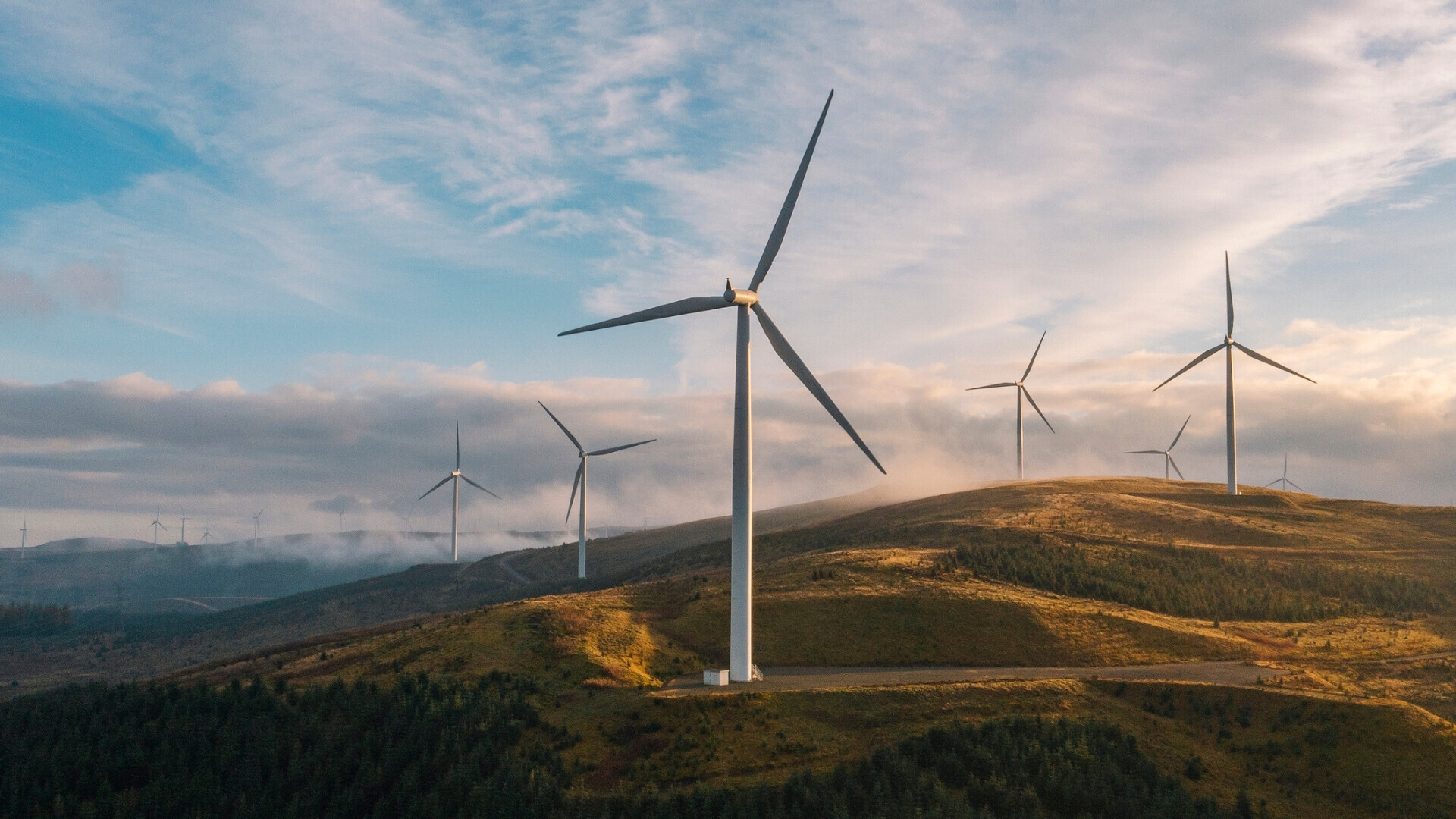 Il parco eolico si trova sulla cima di una collina nel South Lanarkshire.