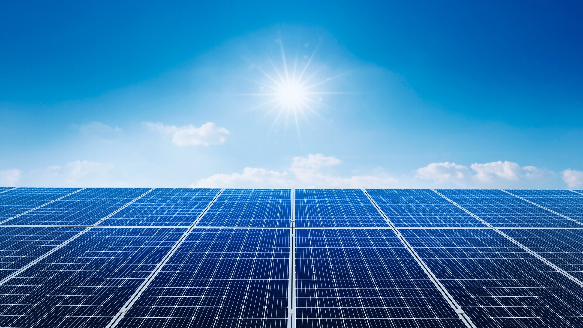 Pannello solare fotovoltaico sotto un cielo azzurro, simbolo di energia pulita, alternativa e rispettosa dell’ambiente.