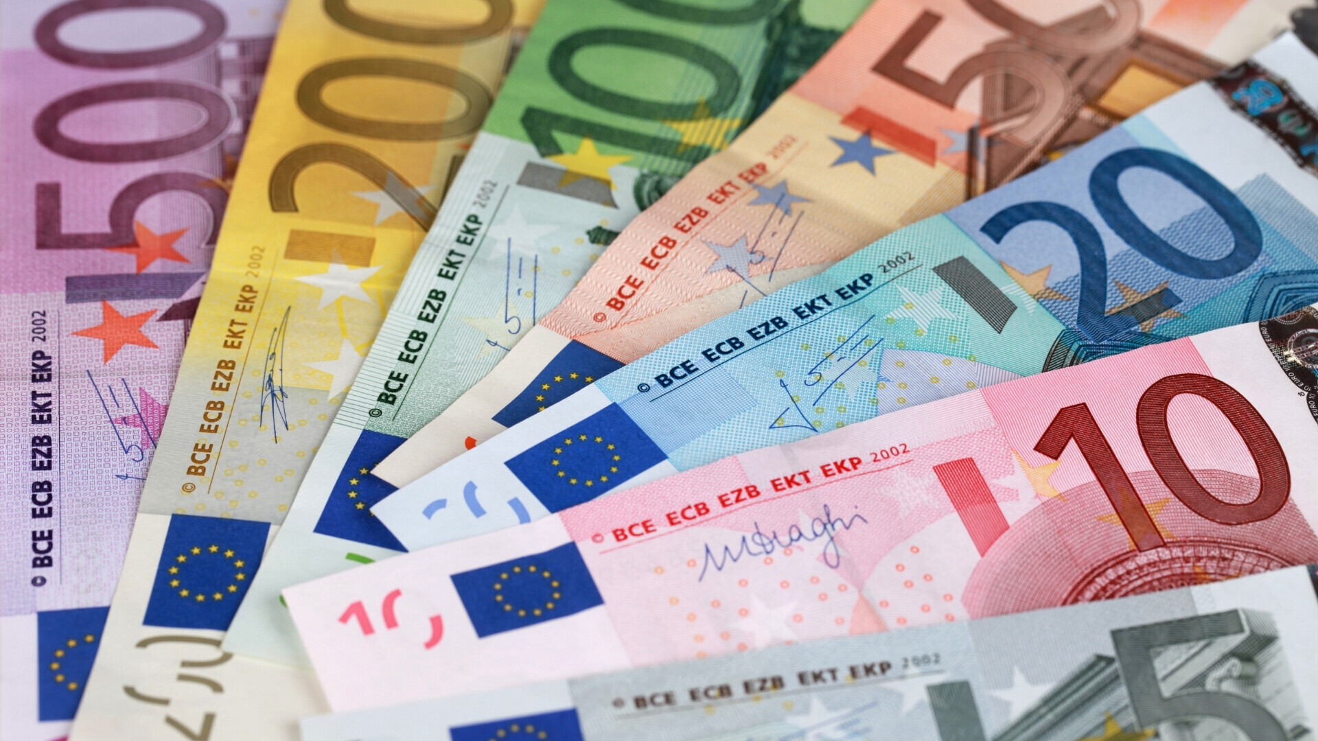 Banconote in euro di vari tagli disposte a ventaglio, con i colori e i valori chiaramente riconoscibili.