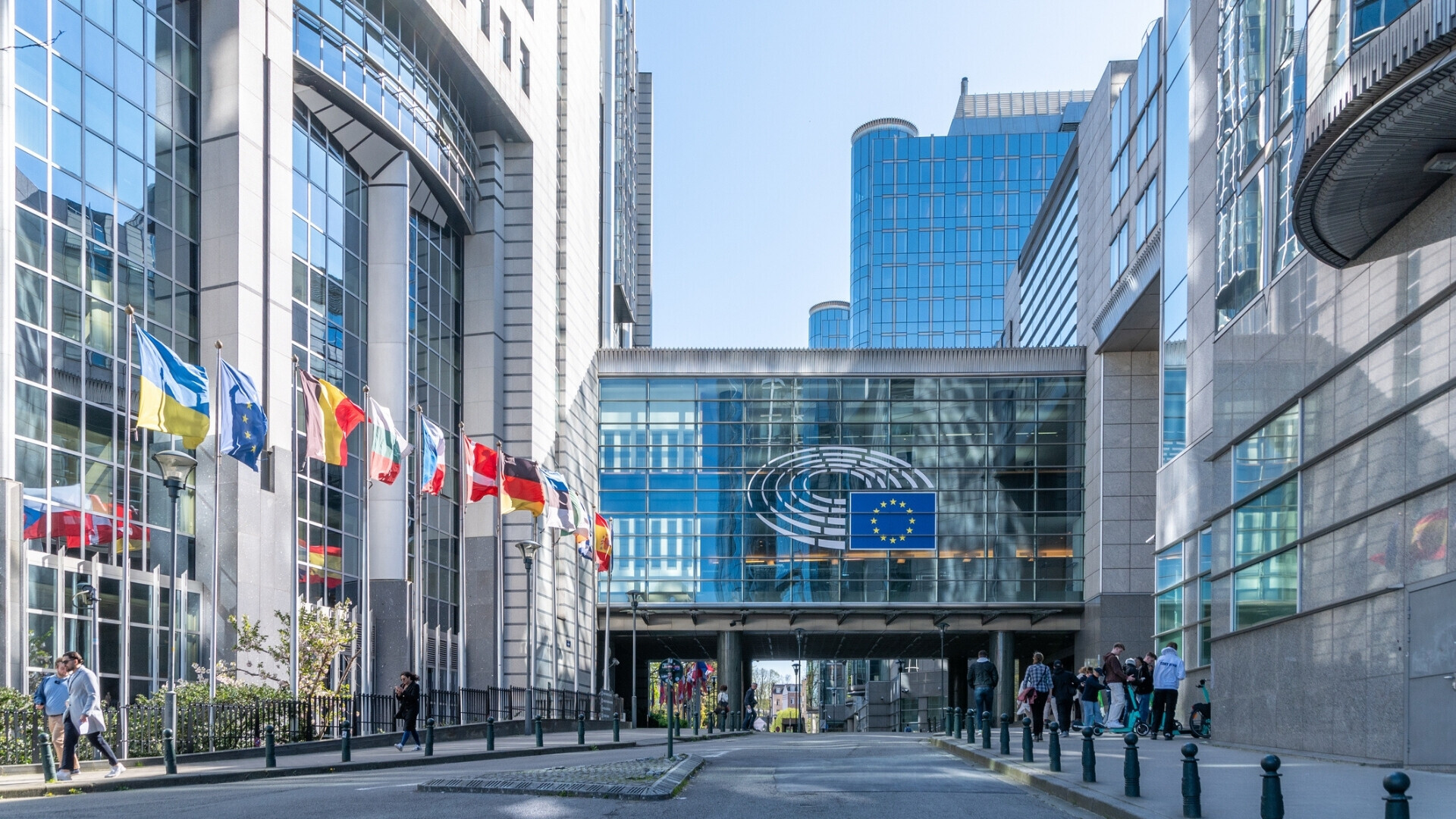 Bandiere dell’Unione Europea davanti al palazzo del Parlamento a Bruxelles, Belgio 19 aprile 2023, Bruxelles, Belgio: Foto delle bandiere dell’UE davanti al Parlamento Europeo a Bruxelles, Belgio.