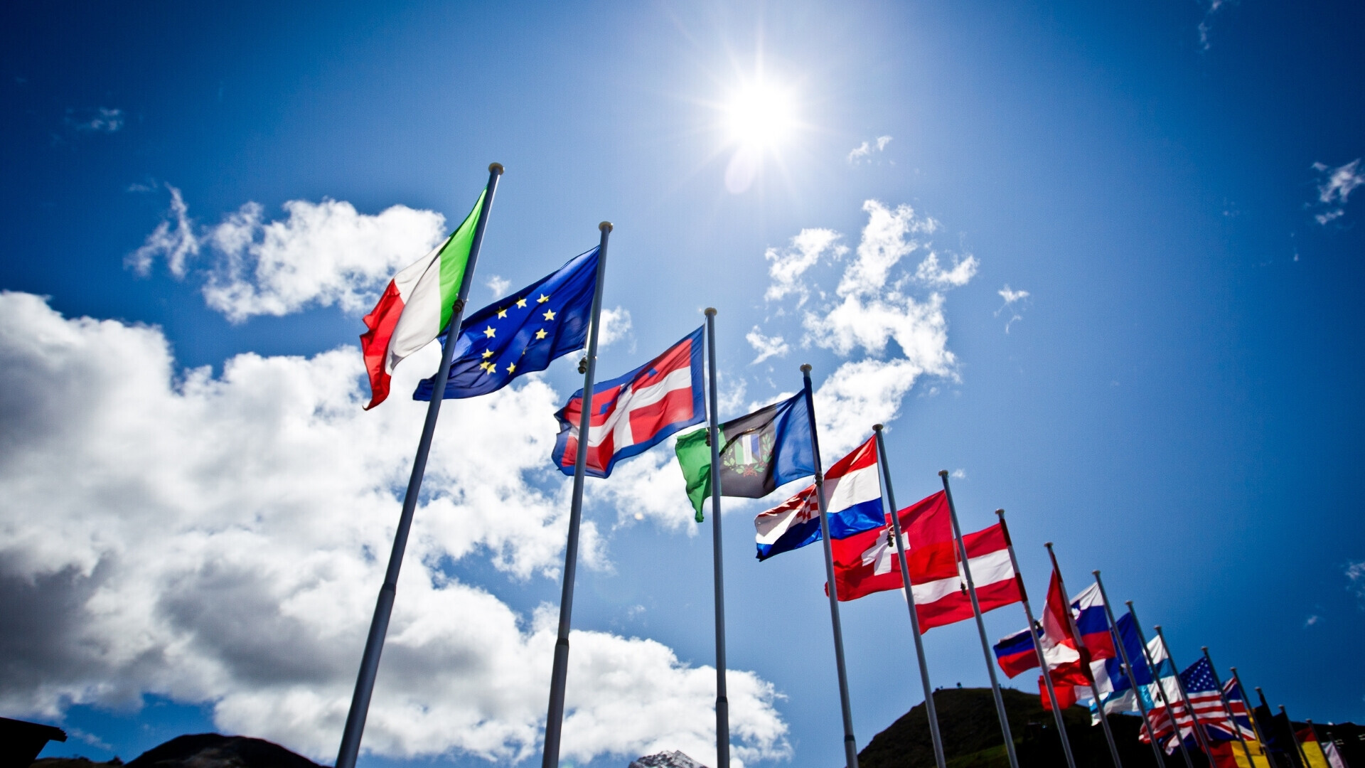 Bandiere europee Bandiere Unione Europea in una giornata soleggiata