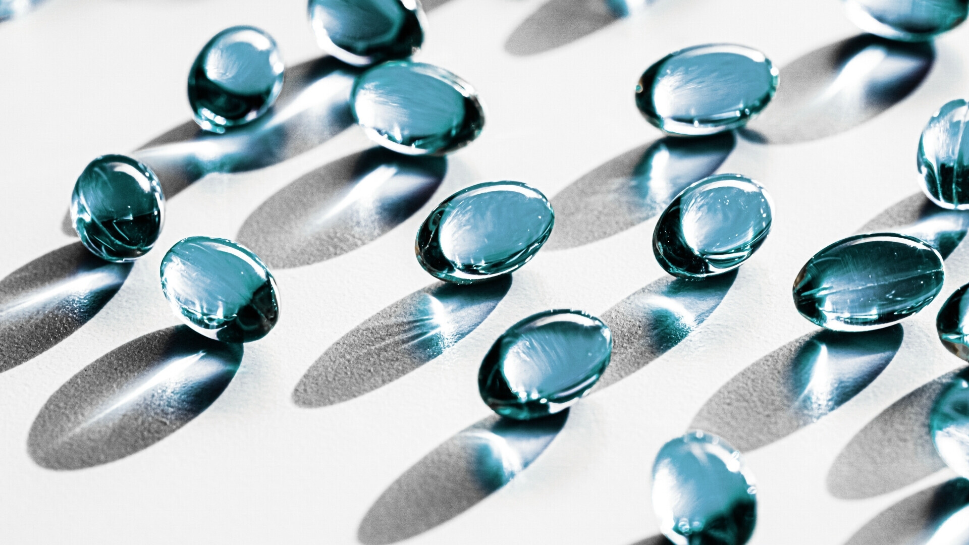 Compresse di colore azzurro disposte su un piano neutro, pronte per analisi o vendita