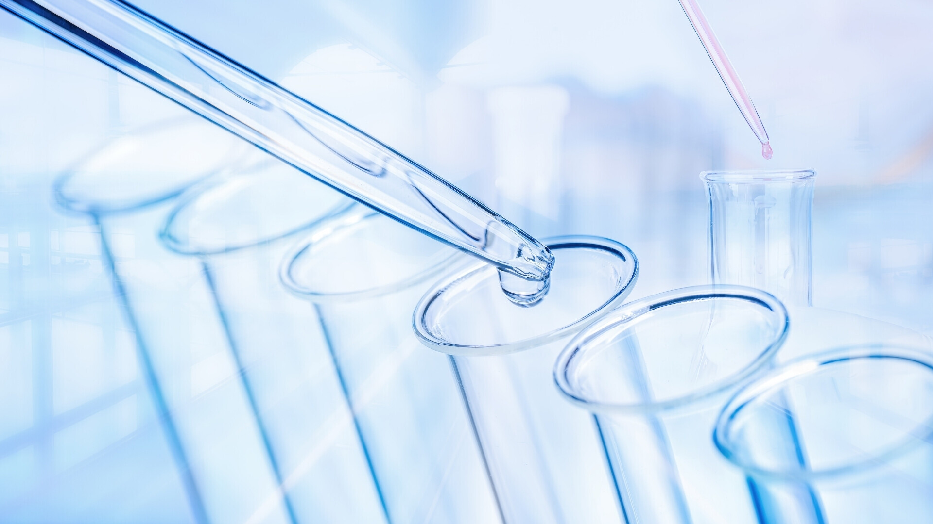 Provette e contagocce Piccole provette e contagocce usati in laboratorio per esperimenti chimici o biologici