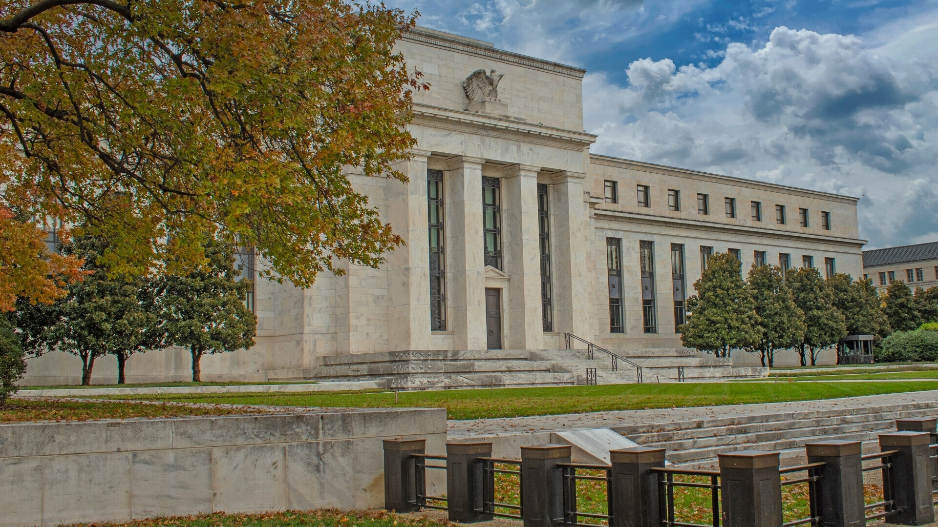 Inquadratura laterale dell’edificio della Federal Reserve, con facciata e ingresso principali visibili.