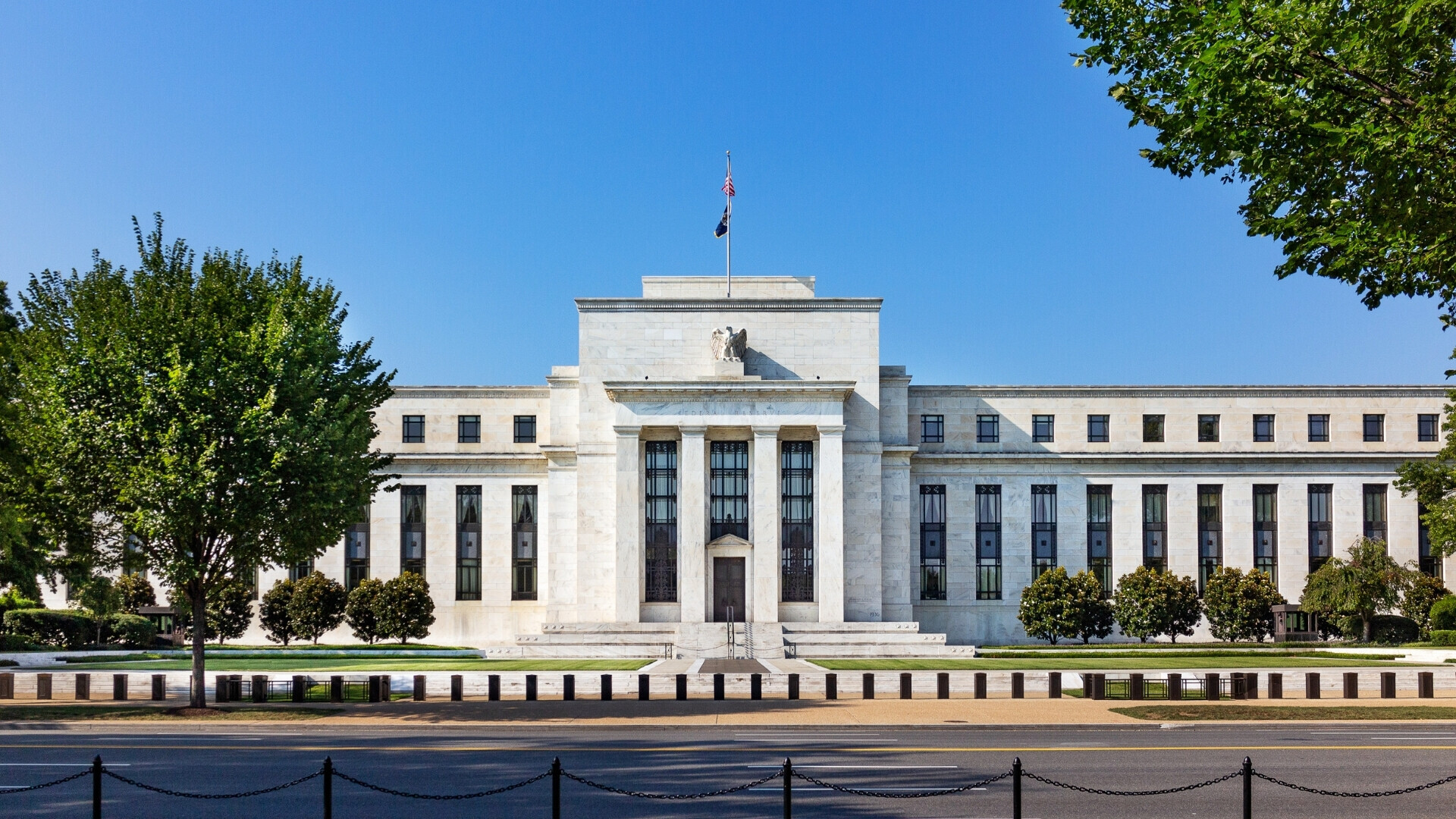 Scatto dell’edificio principale della Federal Reserve, mostrato nel contesto urbano circostante.
