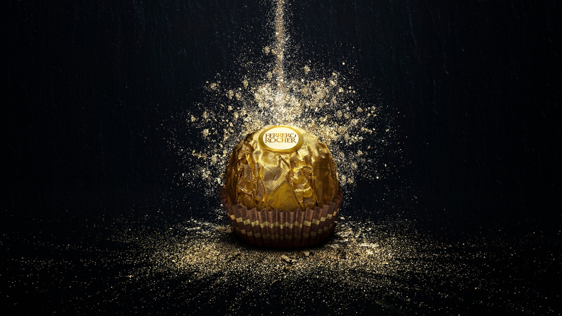 Cioccolatino Ferrero Rocher su sfondo nero Singolo cioccolatino Ferrero Rocher posizionato su sfondo nero elegante