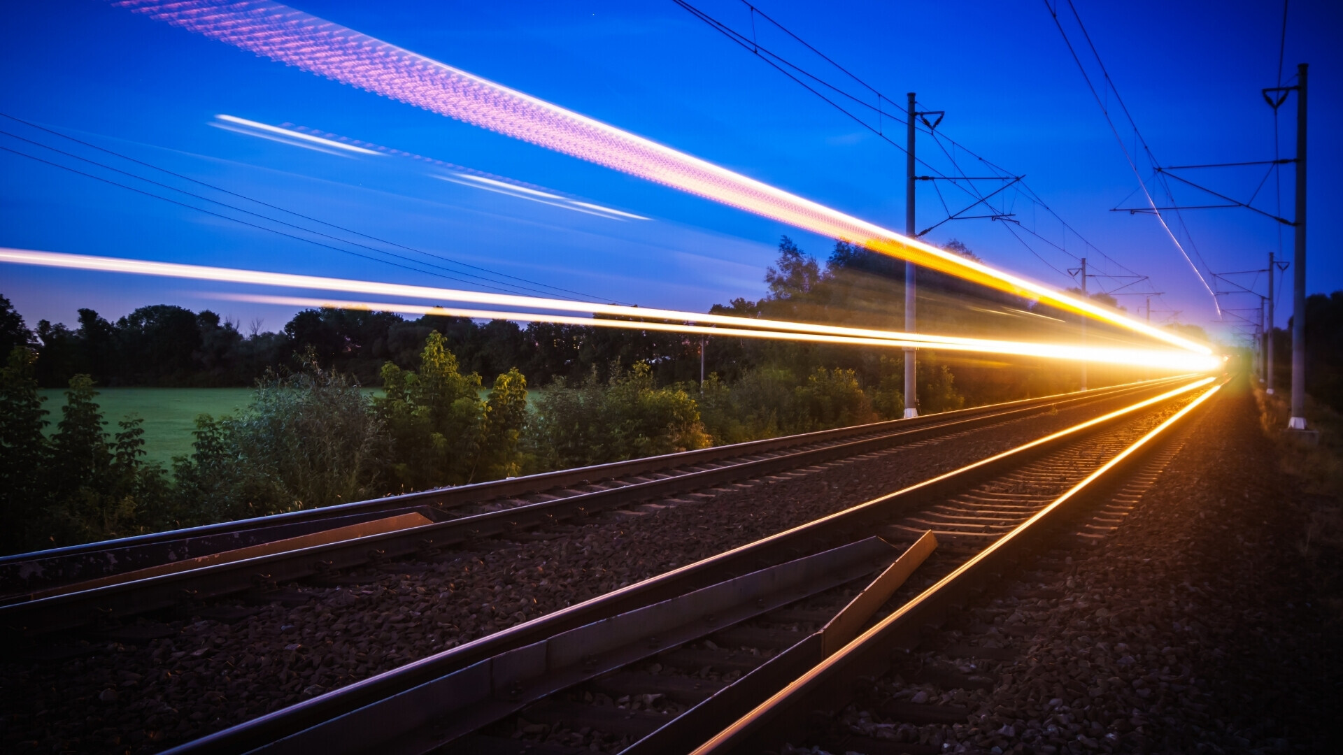 Linea ferroviaria immersa nella luce calda del crepuscolo