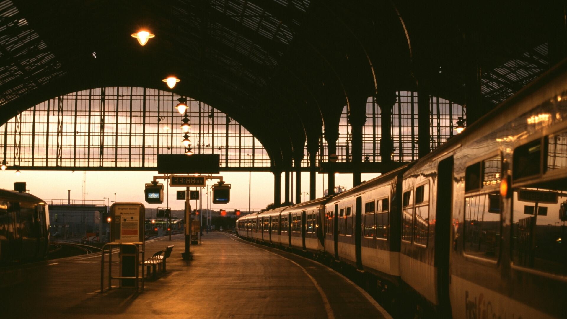 Treno che lascia la stazione con nuvola di vapore o fumo visibile