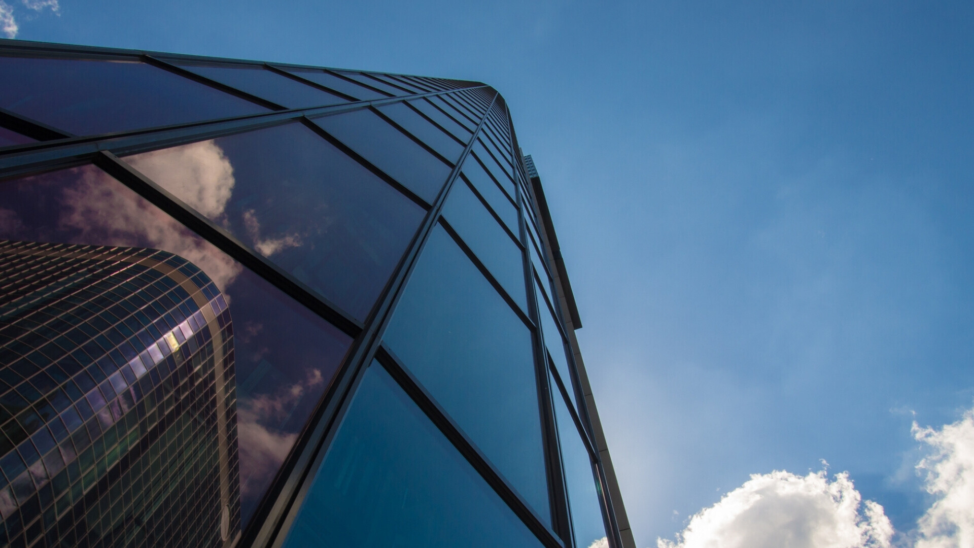 Architettura moderna affascinante in uno dei contesti aziendali più dinamici d’Europa.