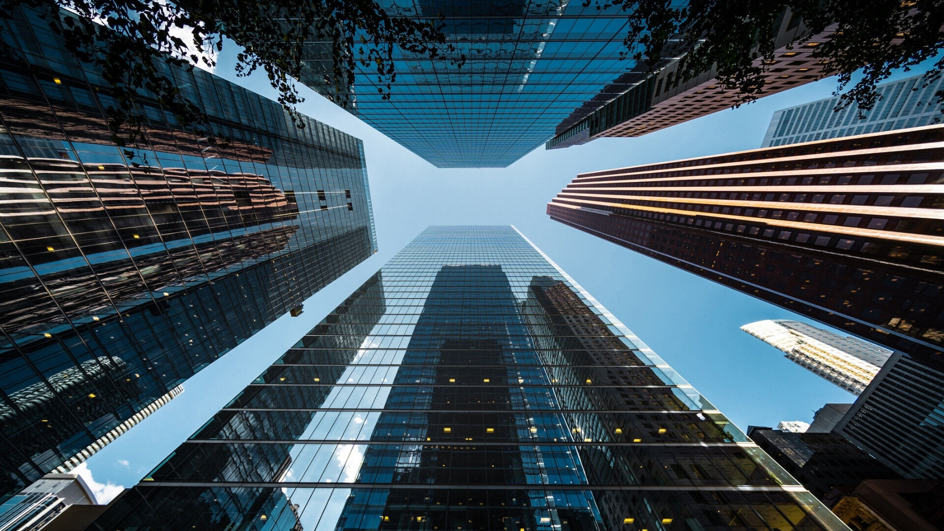 Concetto di affari e finanza: prospettiva dal basso di grattacieli moderni nel distretto finanziario di Toronto, Ontario, Canada.