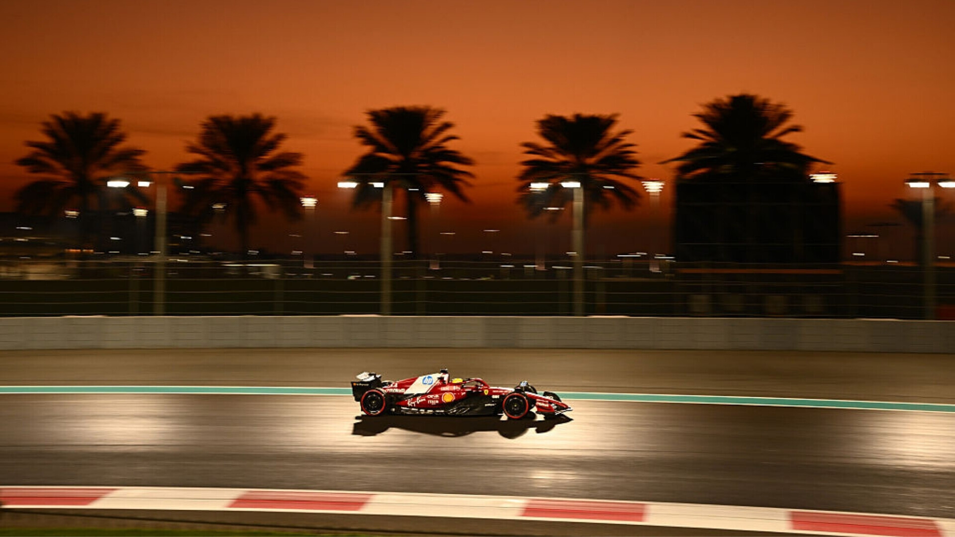 Lewis Hamilton guida la Ferrari SF-25 durante i test di Formula 1 al circuito Yas Marina di Abu Dhabi, Emirati Arabi Uniti.