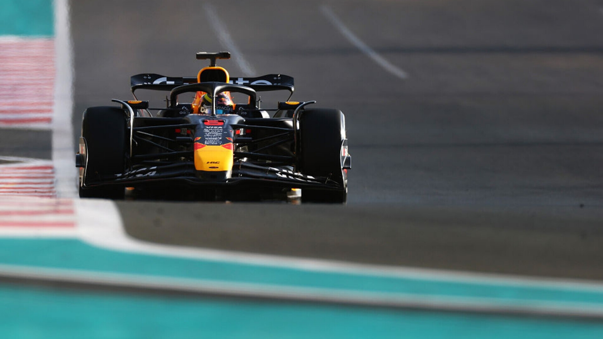 Il francese Isack Hadjar guida la Red Bull Racing RB21 sul circuito Yas Marina durante i test di Formula 1.