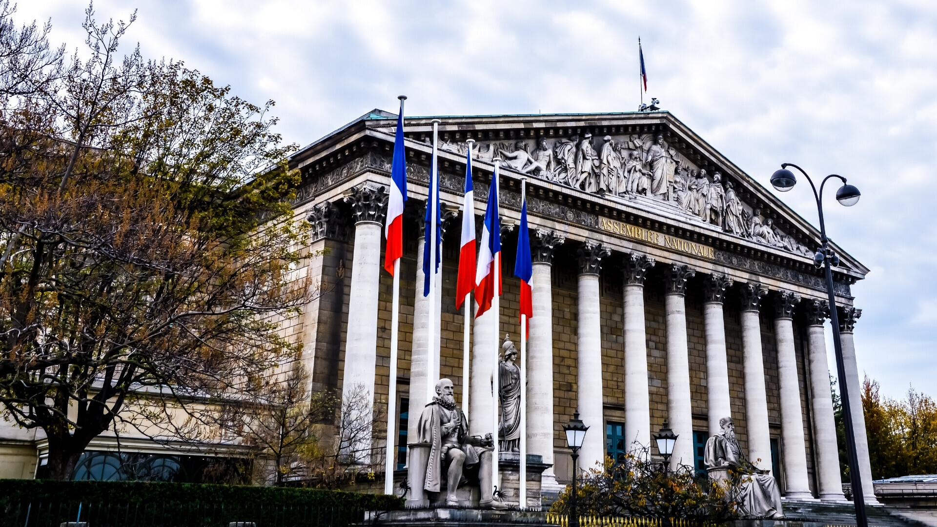 Vista frontale dell’Assemblée Nationale, edificio storico con facciata classica