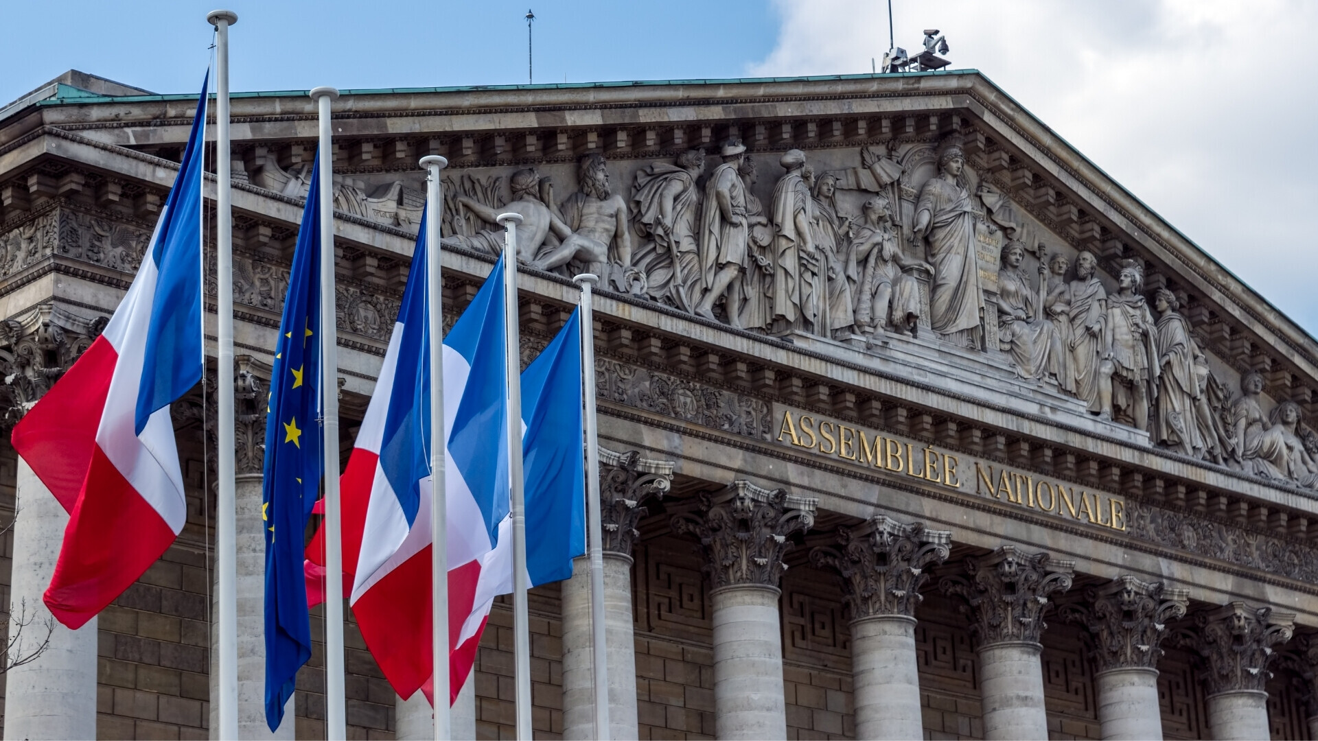 Dettaglio delle colonne e delle decorazioni della facciata dell’Assemblée Nationale