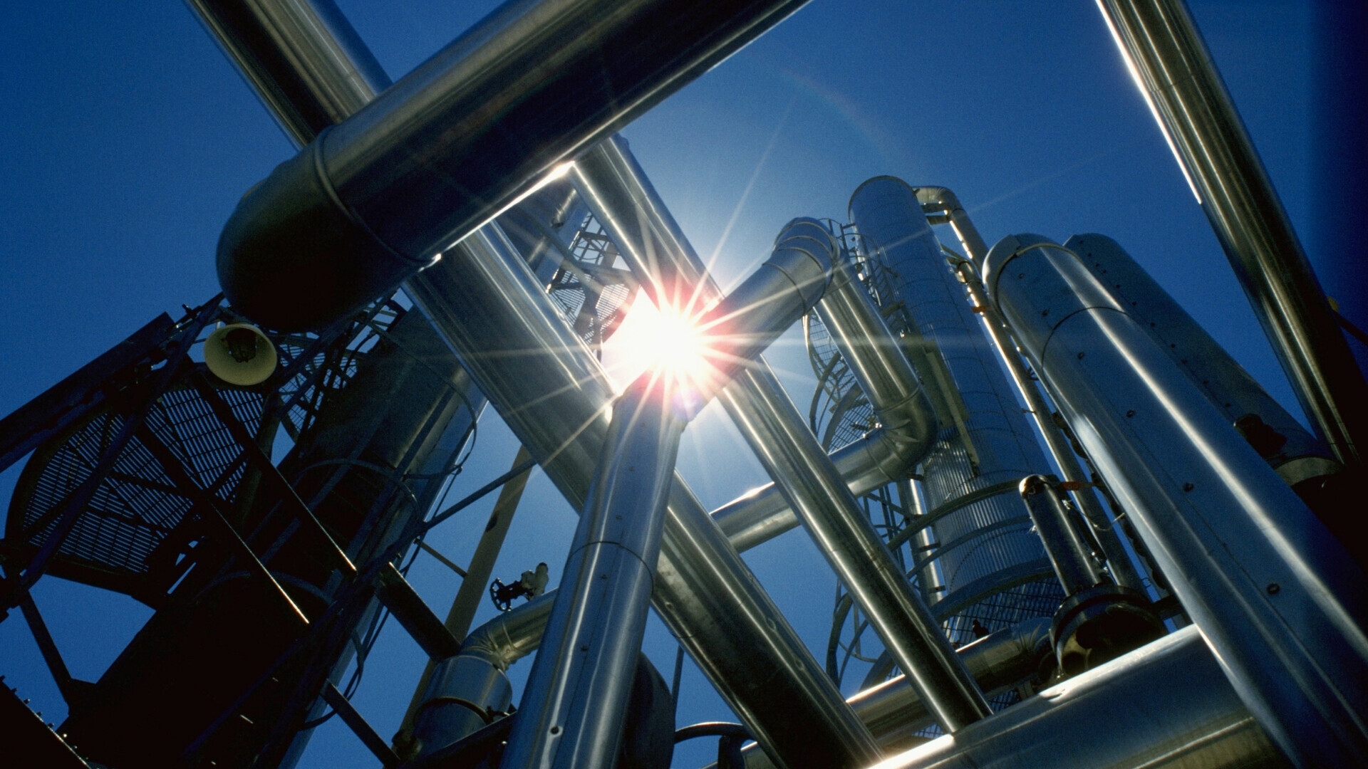 Immagine che rappresenta il gas naturale, con tubazioni o fiamma blu tipica della combustione controllata, simbolo di energia fossile e risorsa energetica.