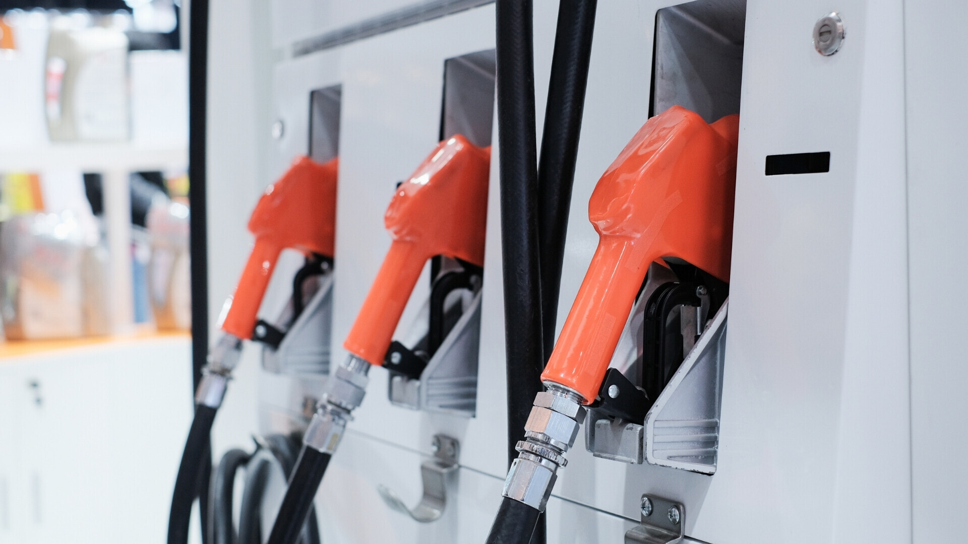 Dettaglio di macchina durante il rifornimento di carburante.