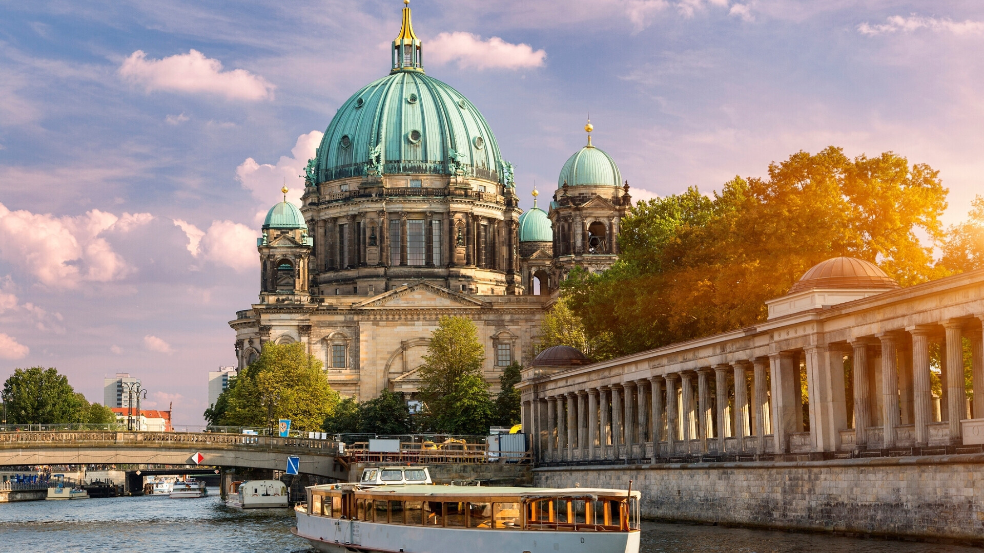 Europa, Germania, Berlino: una barca turistica sul fiume Sprea.