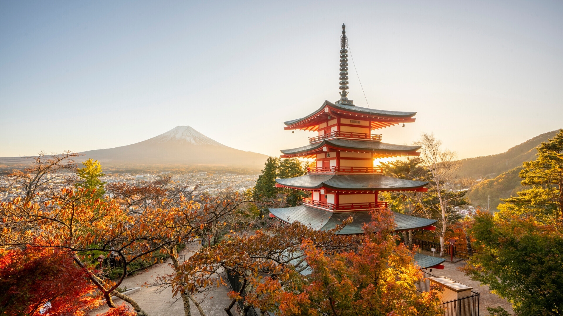 Pagoda Chureito, a cinque piani, conosciuta anche come Cenotafio di Fujiyoshida, visibile dall’osservatorio con vista sul Monte Fuji sullo sfondo.