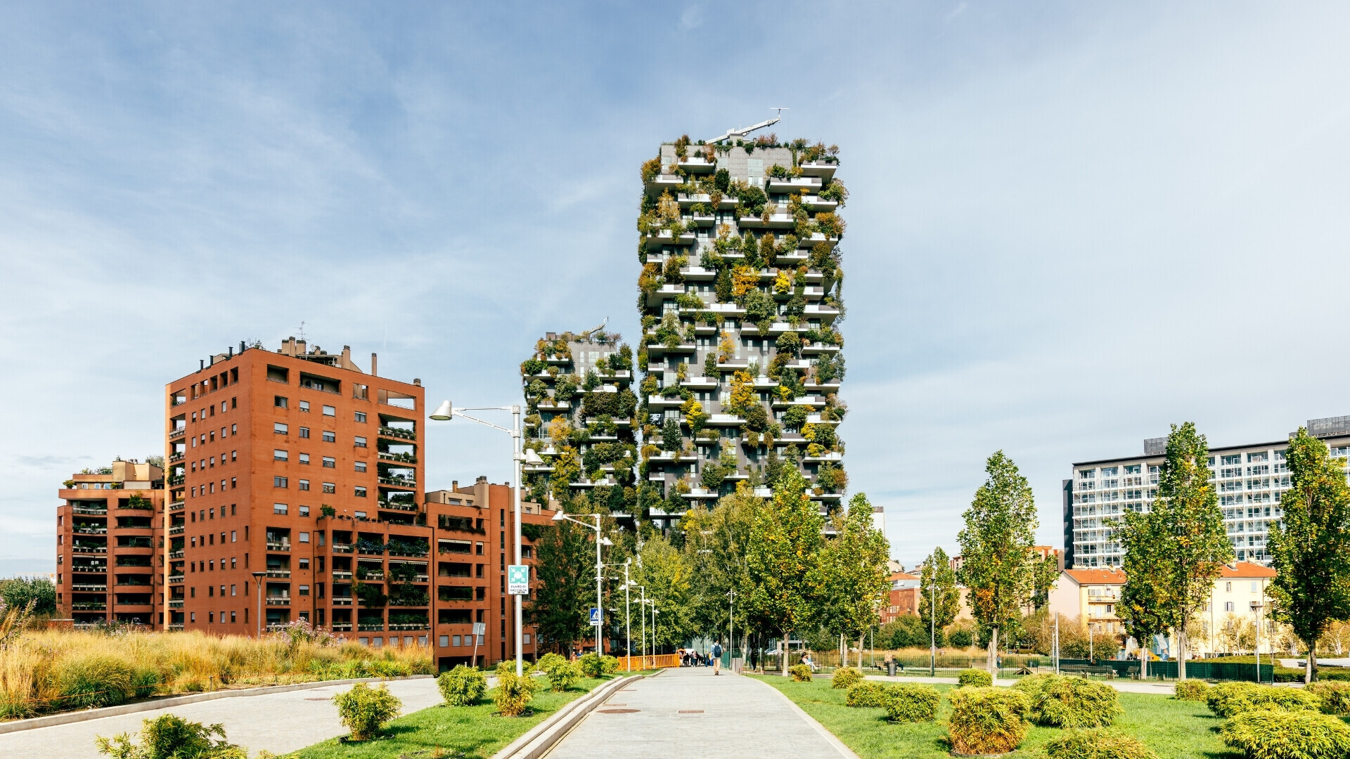 Vista frontale Porta Nuova Milano di palazzi tra cui il Bosco Verticale