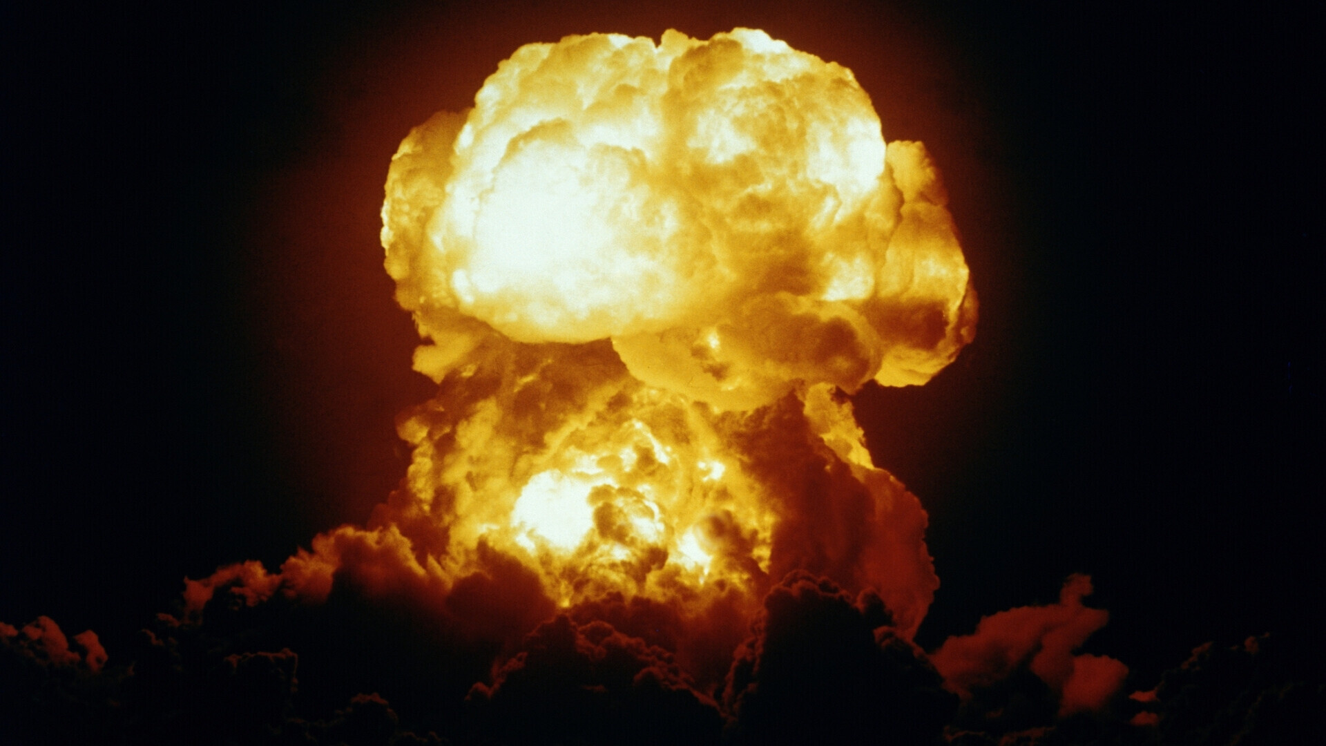 Esplosione di un test nucleare condotto dalla Marina degli Stati Uniti sull’Atollo Bikini nelle Isole Marshall, con nube atomica visibile sul mare.