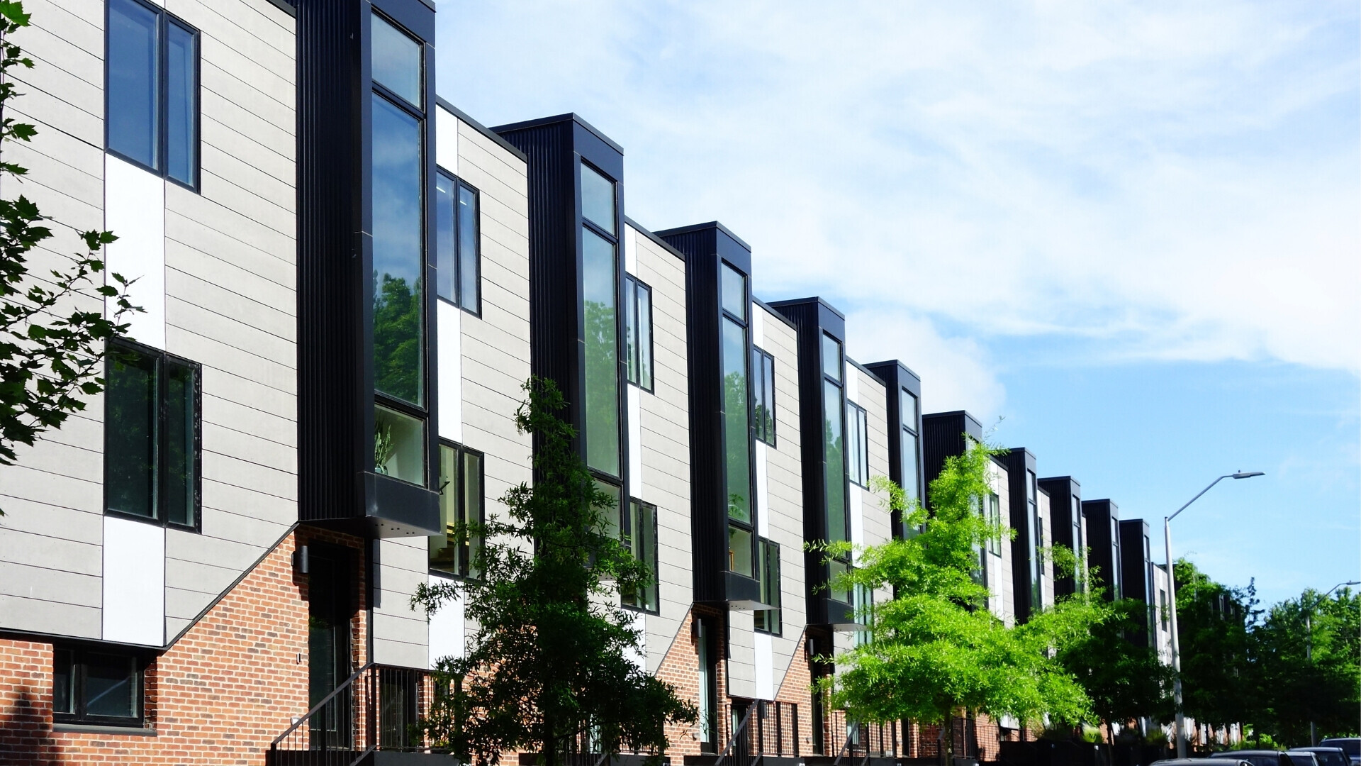 Facciata villette a schiera Dettaglio delle facciate di case a schiera, con porte e finestre in evidenza