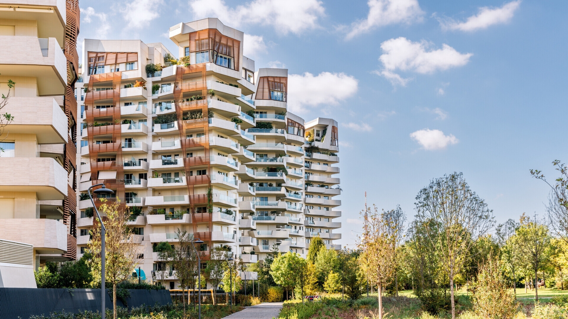 Complesso di nuovi appartamenti moderni immersi nel verde, con giardini curati nel quartiere CityLife di Milano