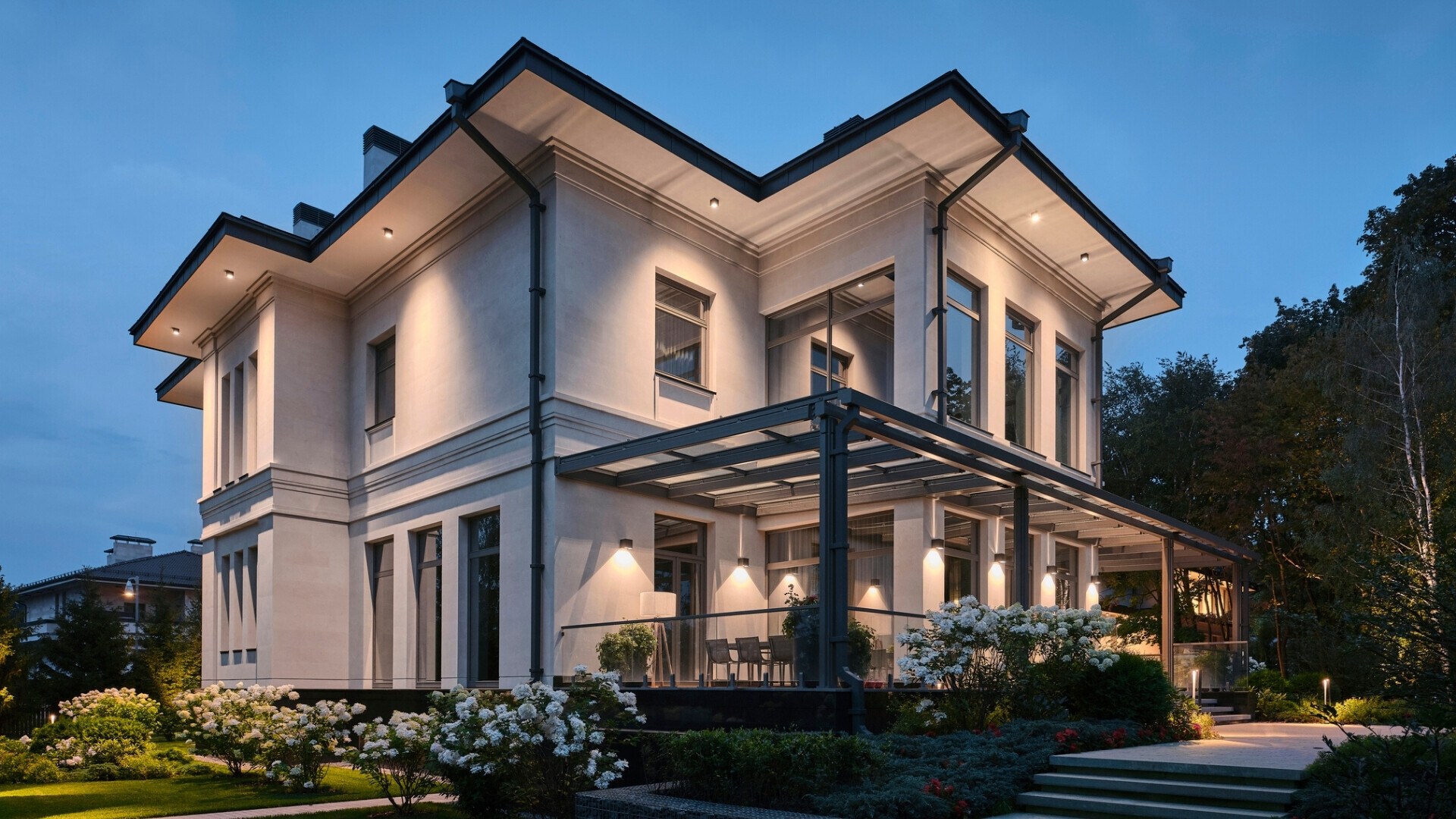 Architettura di una villa con giardino annesso Dettagli architettonici di una villa vicino a Mosca.