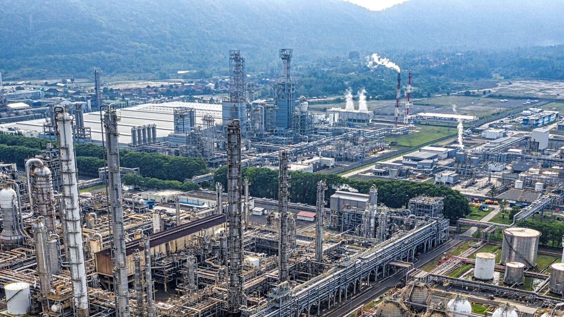 Complesso industriale osservato dall’alto, evidenziando capannoni e aree operative