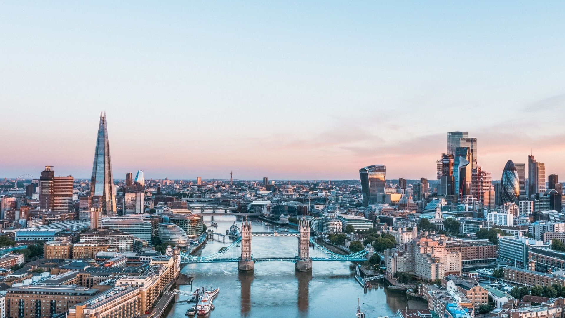 Londra all’alba.
