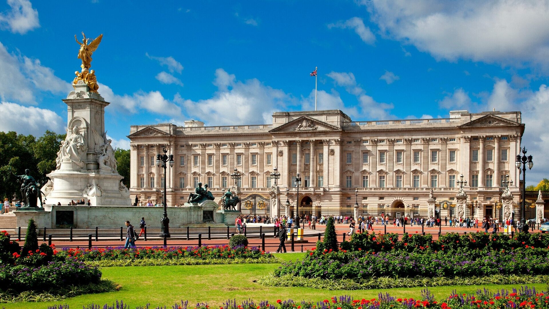 Buckingham Palace Veduta frontale del palazzo reale a Londra, con facciata imponente e aree esterne curate.