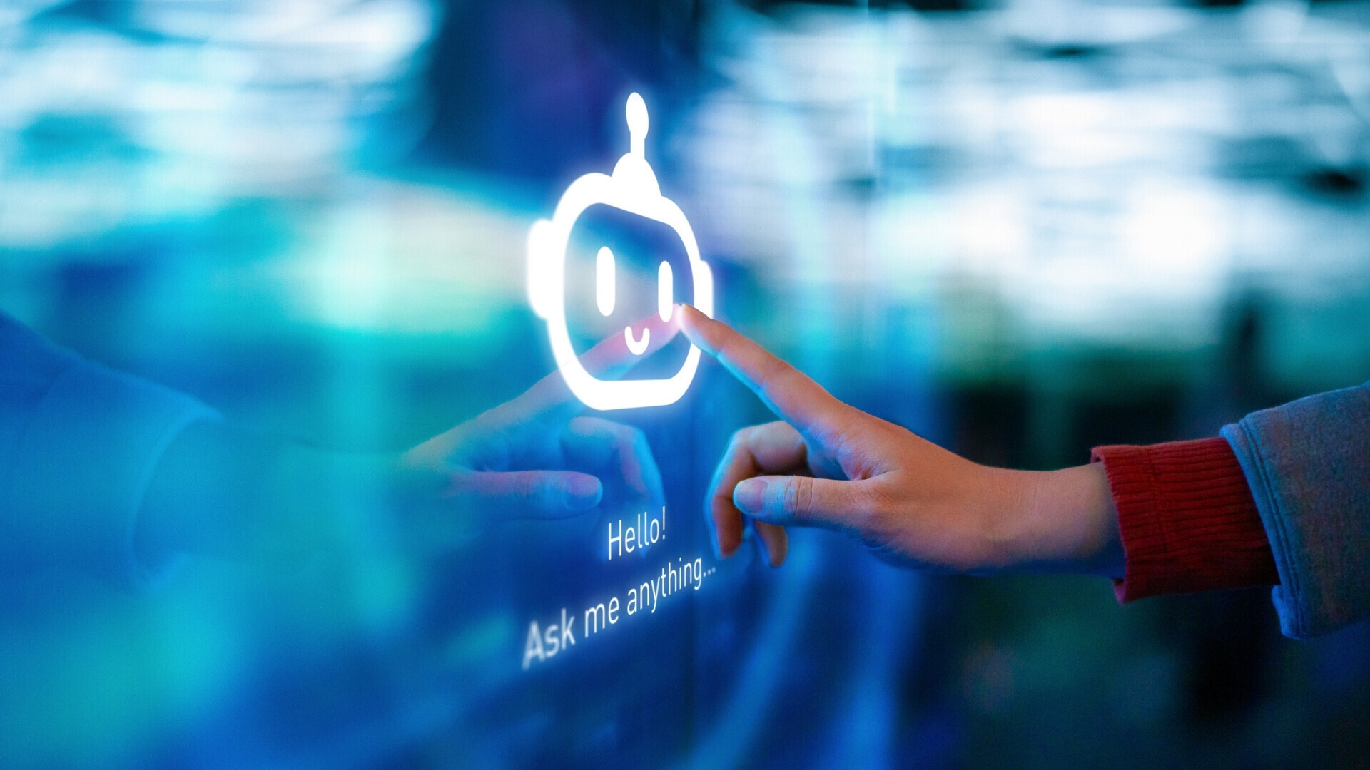 Giovane donna in città interagisce con un assistente virtuale su display digitale, concetto di intelligenza artificiale, realtà virtuale e innovazione tecnologica.